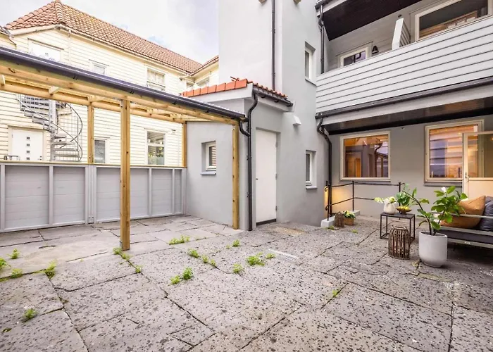 Brand New & High-end 3 Bedrooms 2 Bathrooms *